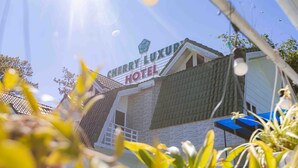 A hotel sign with the name "Cherry Luxury Hotel". - Cherry Luxury Hotel (Xuan Huong - Da Lat)