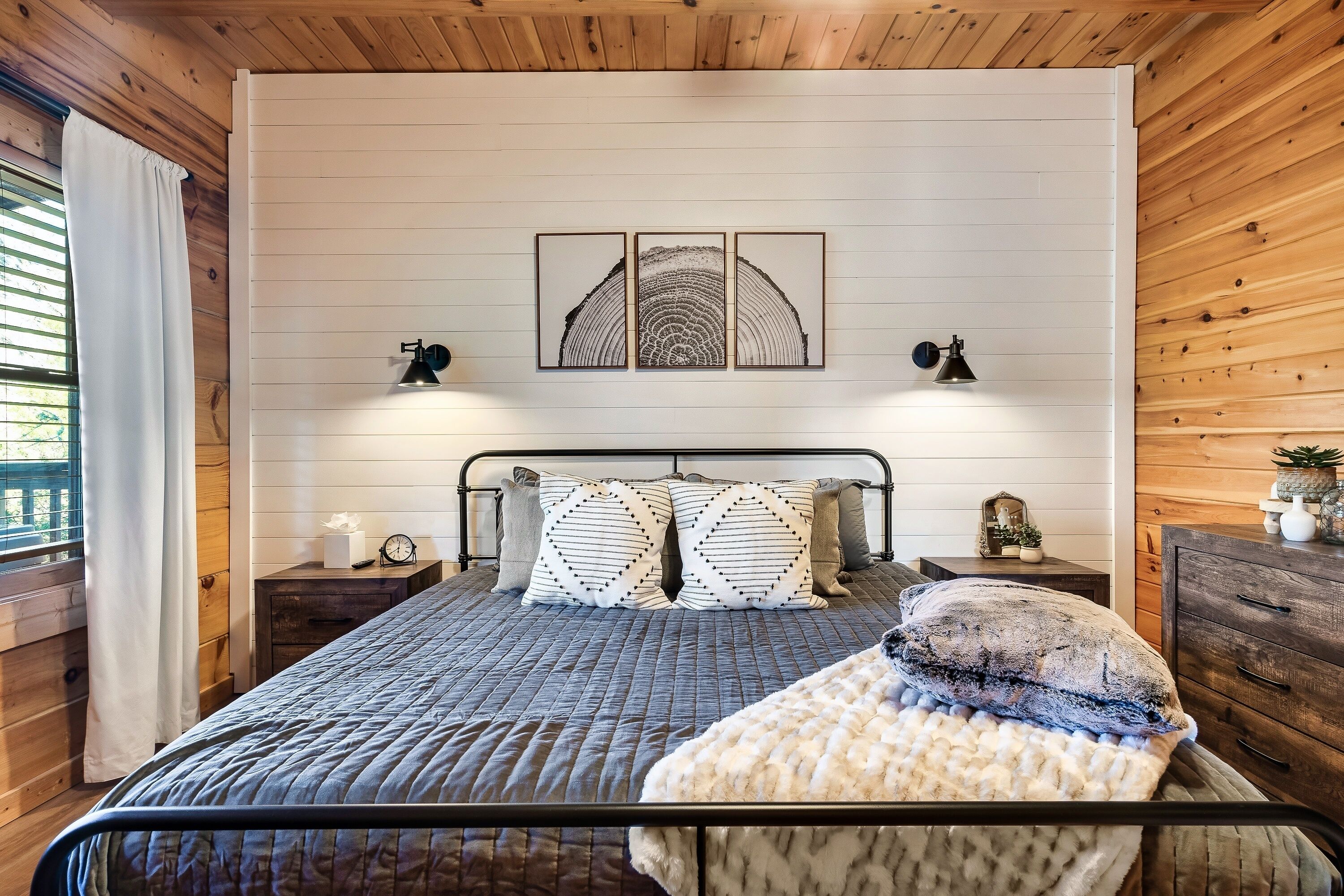 Modern and Cozy - Hot Tub - Newly Renovated! 