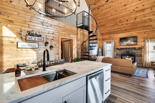 Modern and Cozy - Hot Tub - Newly Renovated! 