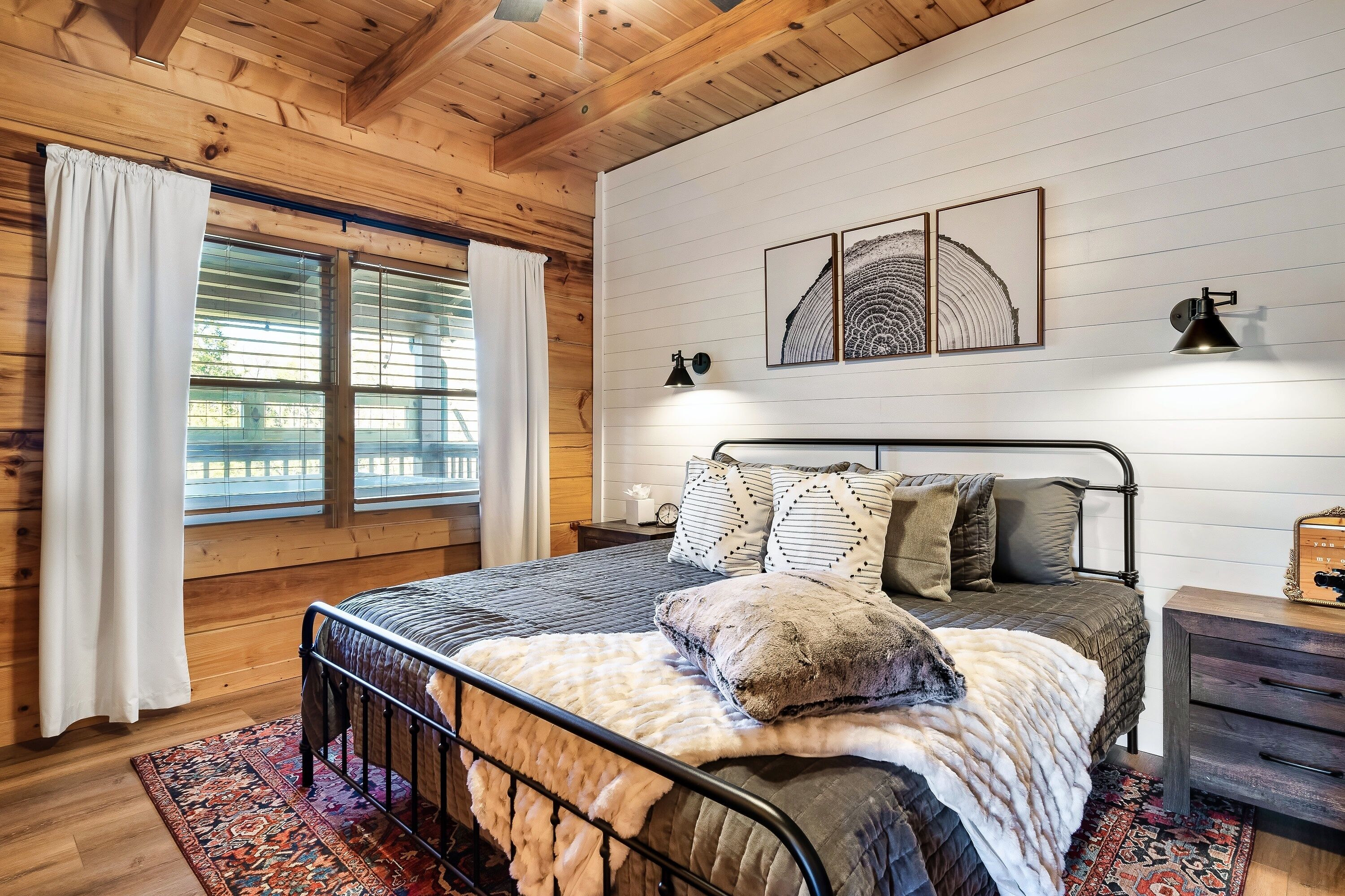 Modern and Cozy - Hot Tub - Newly Renovated! 