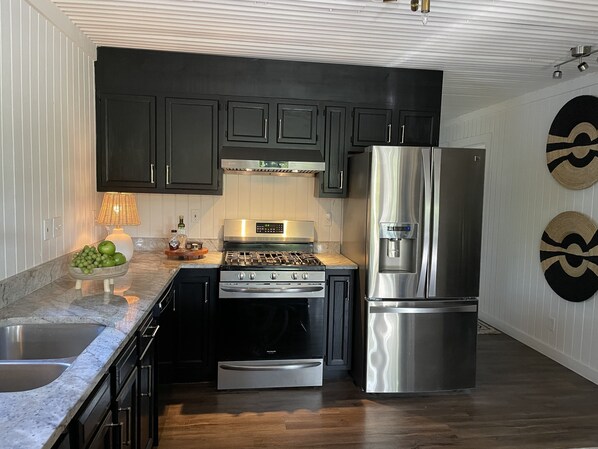 Fridge, microwave, oven, stovetop - Beautiful Private Country Home on 23 acres. Sleeps 9. Pond, dock, hiking trails. (Flatonia)