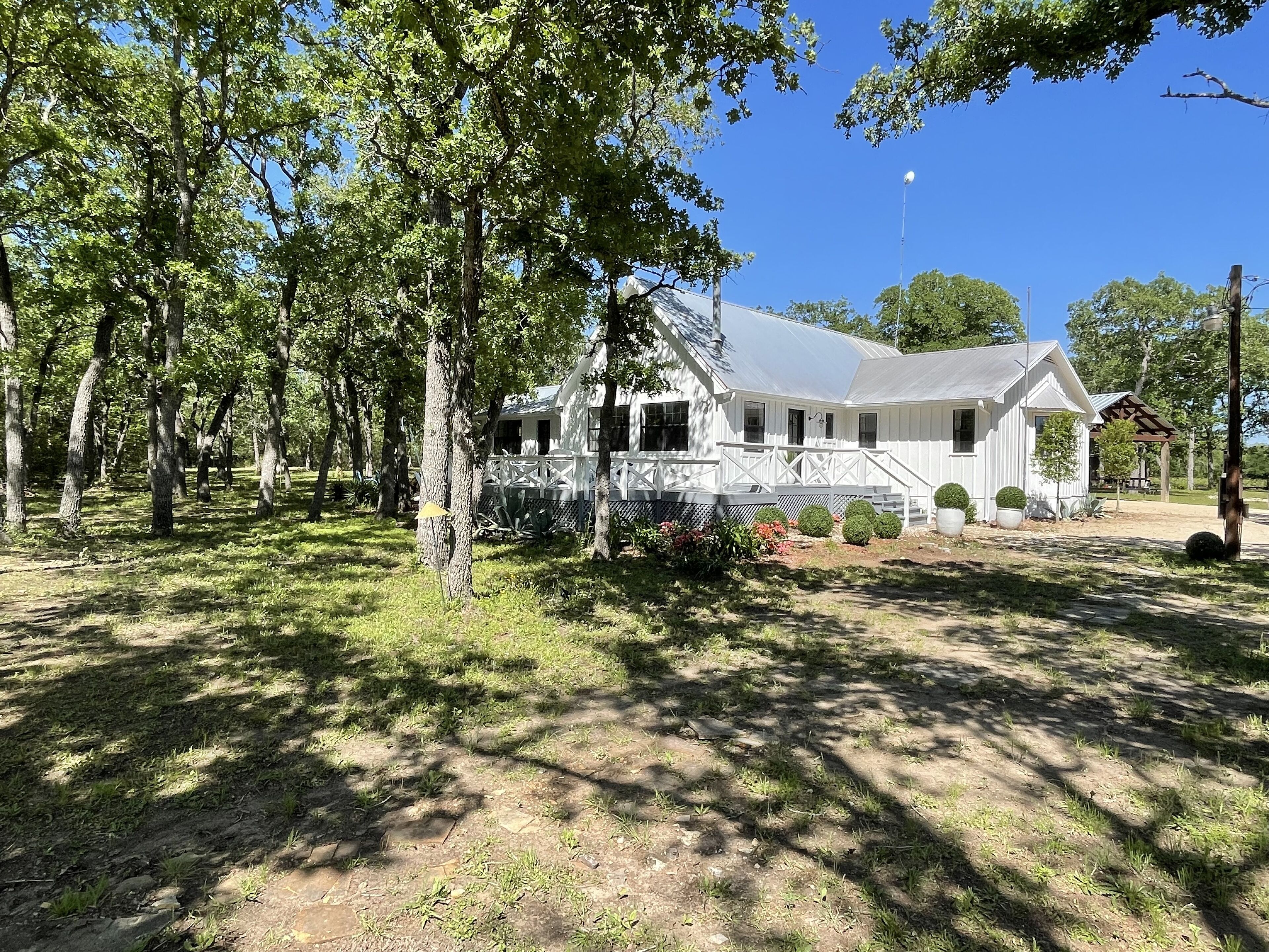 Beautiful Private Country Home on 23 acres. Sleeps10. Pond, dock, hiking trails.
