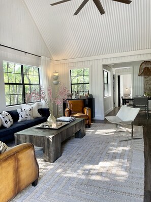 Smart TV - Beautiful Private Country Home on 23 acres. Sleeps 9. Pond, dock, hiking trails. (Flatonia)