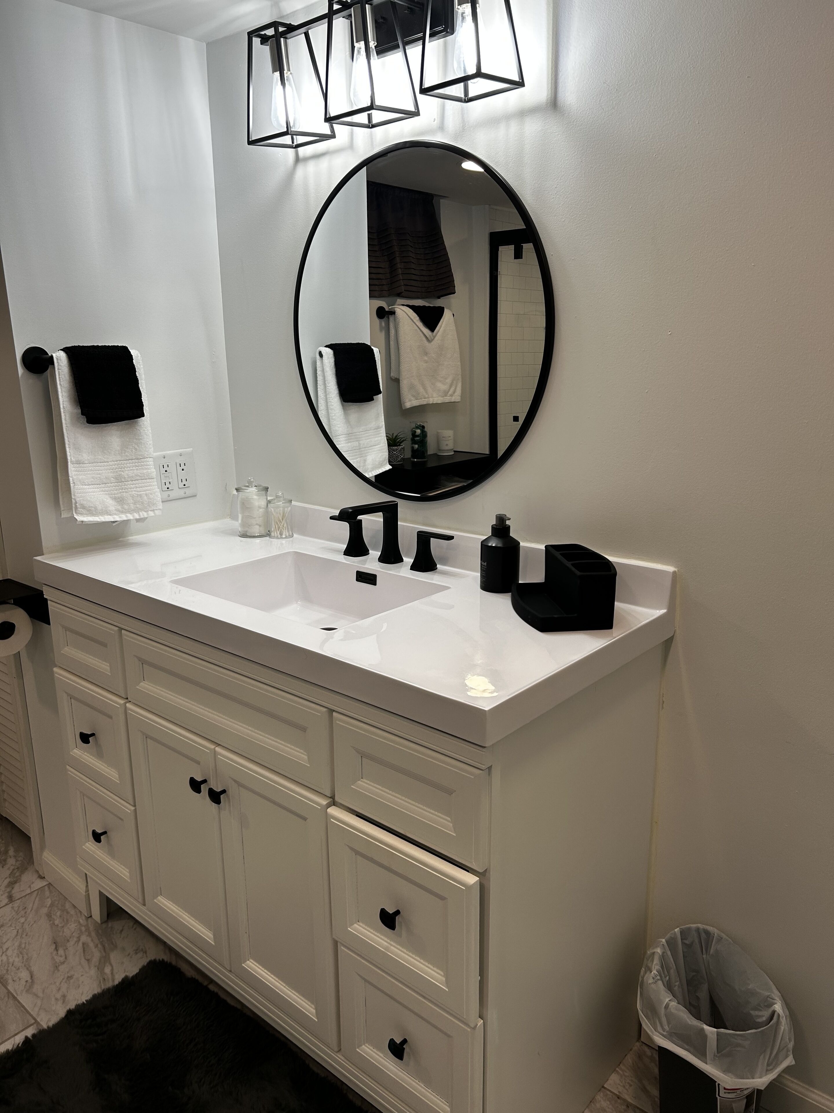 Cozy Home Close to Swimming Pool, Park, and quick Uber to Downtown