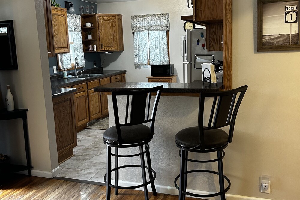 Cozy Home Close to Swimming Pool, Park, and quick Uber to Downtown