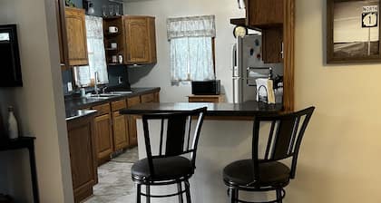 Cozy/Modern Home close to pool/park, quick Uber to downtown or the Univeristy