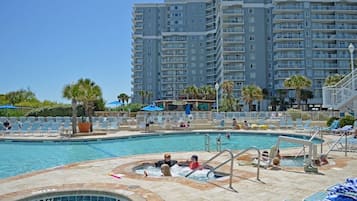 Piscina all'aperto, una piscina riscaldata