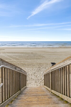 On the beach, sun-loungers - OCEAN FRONT Seawatch Resort Beach Front King Bed! (Myrtle Beach)