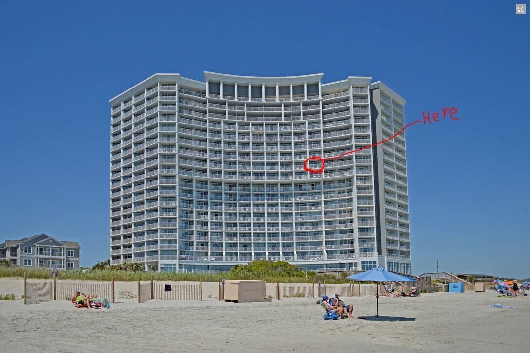 En la playa y camastros 