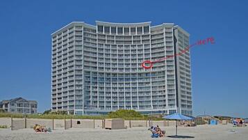 En la playa y camastros