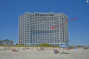 Na praia, espreguiçadeiras 