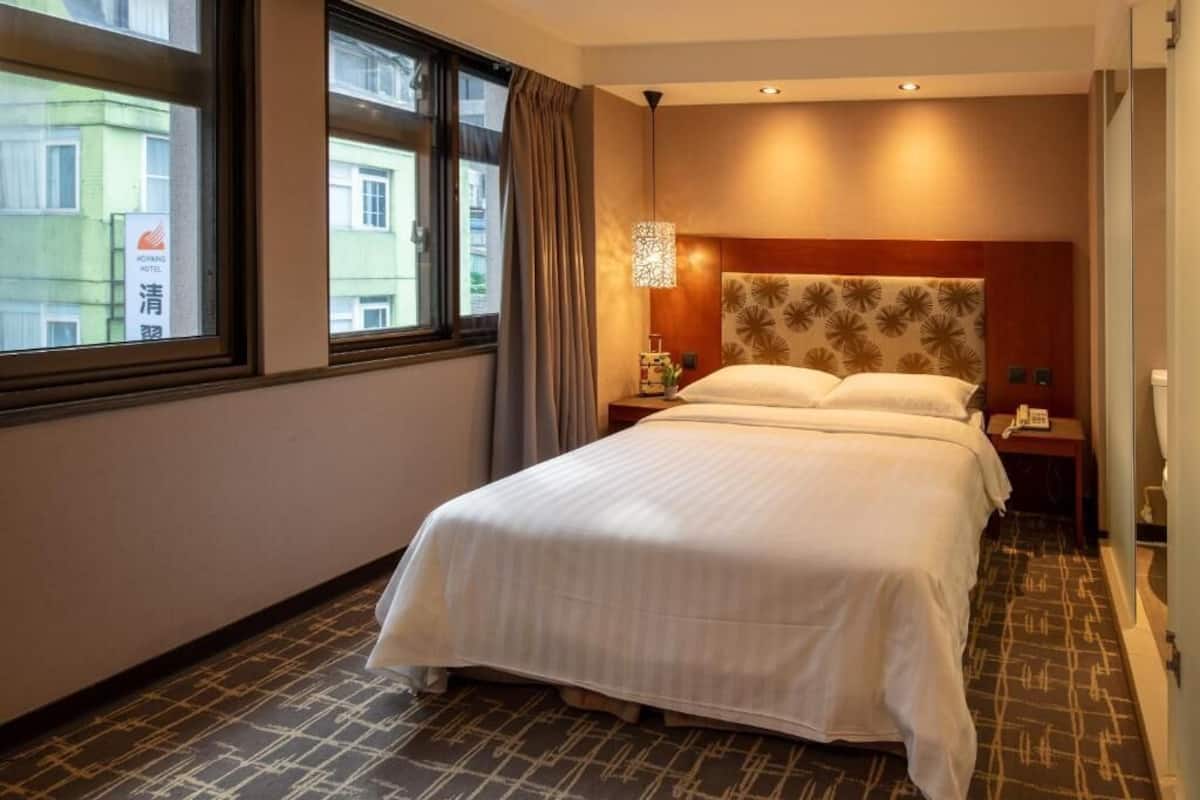 Classic Double Room | In-room safe, desk, laptop workspace, soundproofing