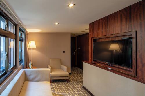 Deluxe Quadruple Room | Living area