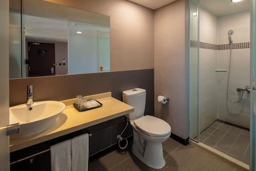 Habitación triple clásica | Baño | Regadera, regadera tipo lluvia, secadora de cabello, pantuflas
