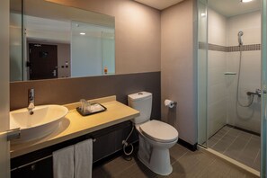 Classic Triple Room | Bathroom | Shower, rainfall showerhead, hair dryer, slippers - Rich & Free Hotel Kaifeng (Taipei)