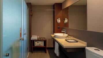 Classic Triple Room | Bathroom | Shower, rainfall showerhead, hair dryer, slippers