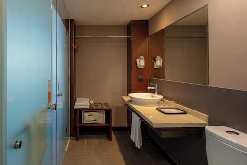 Classic Triple Room | Bathroom
