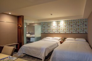 Deluxe Quadruple Room | In-room safe, desk, laptop workspace, soundproofing - Rich & Free Hotel Kaifeng (Taipei)
