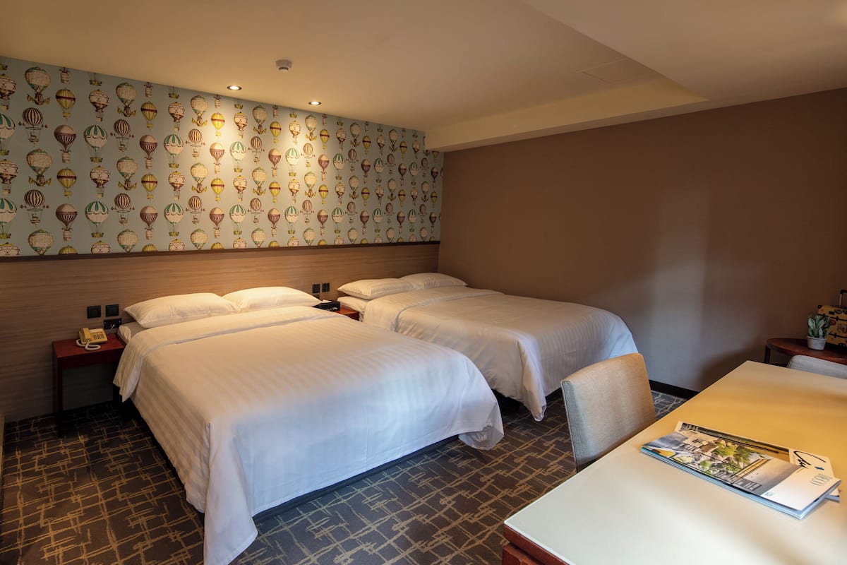 Camera Luxury con letto matrimoniale o 2 letti singoli | Una cassaforte in camera, una scrivania, postazione laptop
