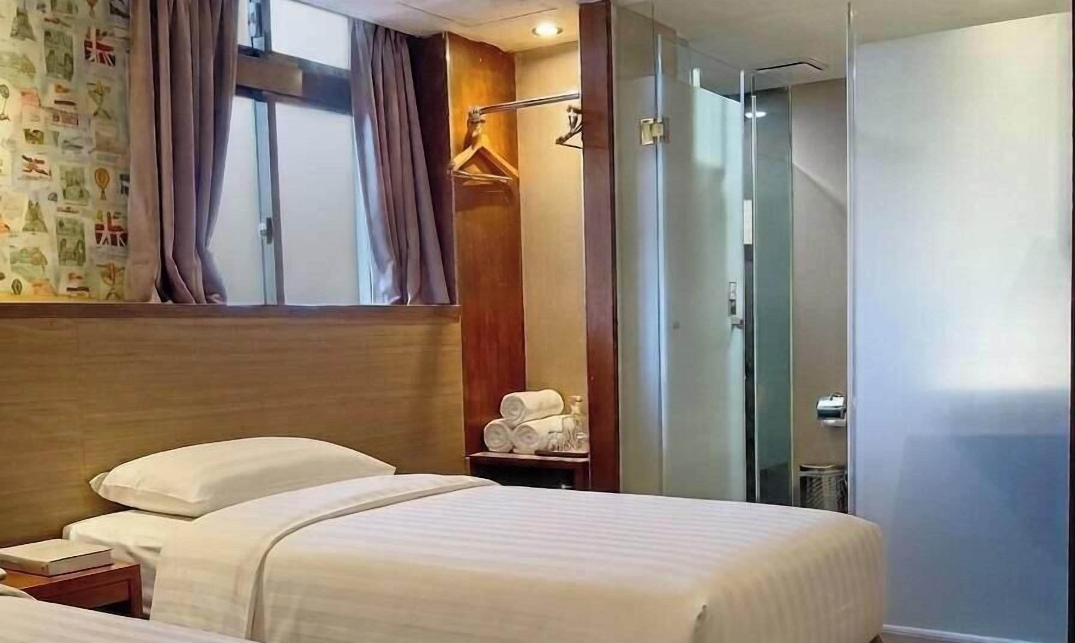 Classic Triple Room | In-room safe, desk, laptop workspace, soundproofing