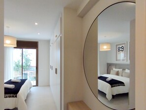 4 bedrooms, desk, iron/ironing board, internet