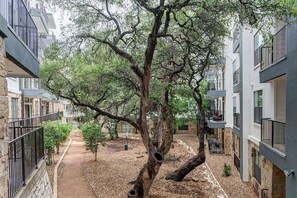 Property grounds - Gorgeous Arboretum 1BR w/ Gym, Pool & W/D, nr restaurants, by Blueground (Austin)