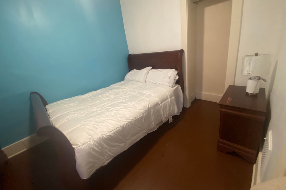 2 bedroom modern house quiet and peaceful neighborhood.