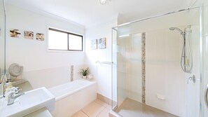 Baignoire, sèche-cheveux, serviettes fournies