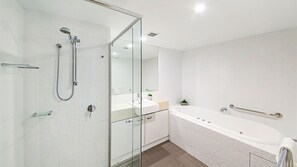Shower, jetted tub, hair dryer, towels - Central Coolum Penthouse with Rooftop Terrace (Coolum Beach)