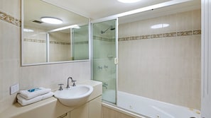 Combined shower/bathtub, hair dryer, towels - Unit 9 'The Rocks', Coolum Beach (Coolum Beach)