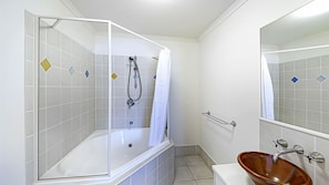Combined shower/bathtub, hair dryer, towels, shampoo