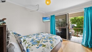 2 bedrooms, desk, iron/ironing board, WiFi - Unit 2 'Coolum Terraces' (Coolum Beach)