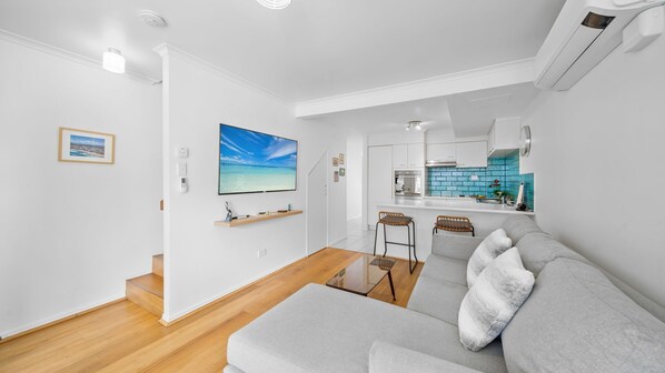 TV, books - Unit 2 'Coolum Terraces' (Coolum Beach)