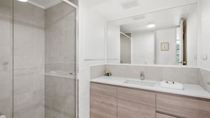 Combined shower/bathtub, hair dryer, towels