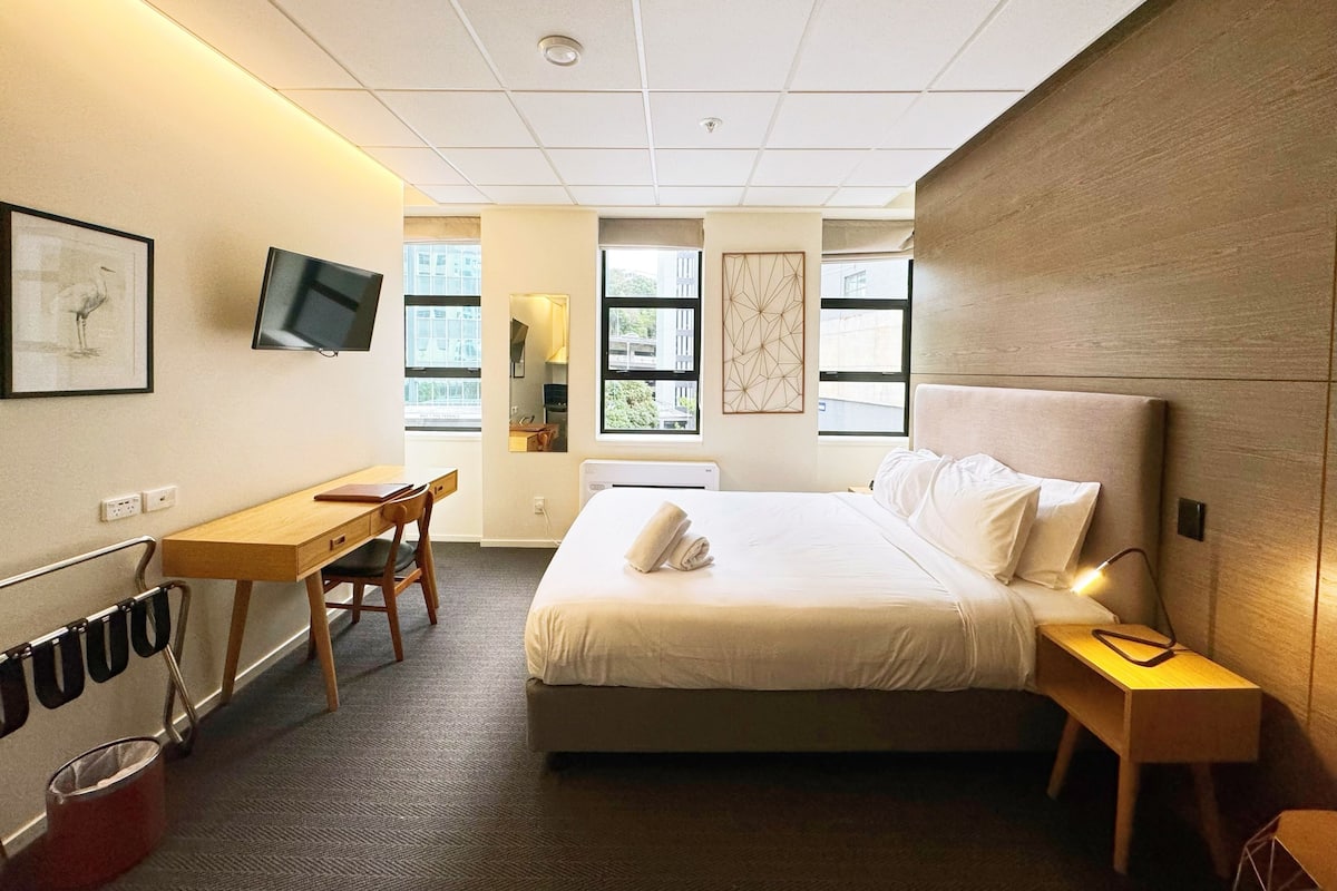 Deluxe Studio | In-room safe, blackout drapes, iron/ironing board, free WiFi
