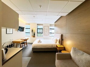 Deluxe-studio | Tallelokero huoneessa, pimennysverhot, silitysrauta/-lauta