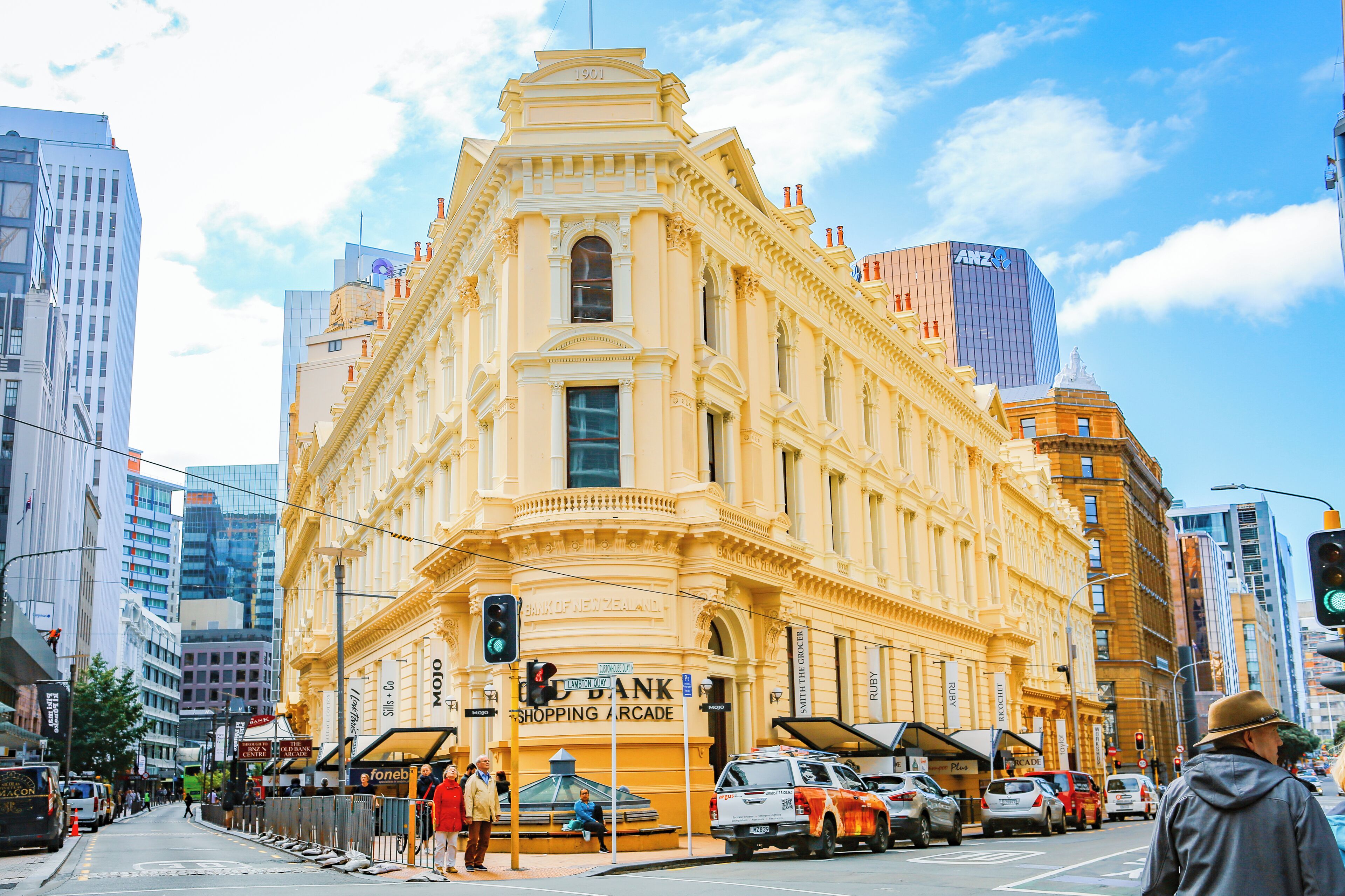 Un edificio histórico con arquitectura ornamentada, una entrada destacada y un letrero que dice 'Bank of New Zealand'.