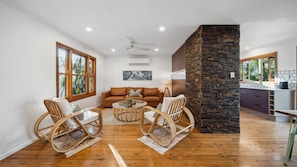 Smart TV, books, offices - Cottage on Lorien Avenue (Coolum Beach)