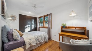 3 habitaciones, escritorio, tabla de planchar con plancha y wifi gratis 