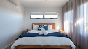 5 bedrooms, desk, iron/ironing board, WiFi - SeaRenity Coolum Beach (Coolum Beach)