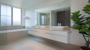 Badewanne, kostenlose Toilettenartikel, Haartrockner, Bidet