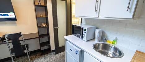 Kjøleskap, mikrobølgeovn, ovn og kokeplater