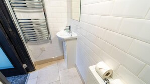 Dusj, hårføner og håndklær