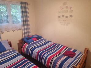 2 bedrooms, WiFi, bed sheets - Villa Sleeps 4 with Free Parking (Camelford)