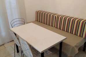Dining - Seafront Apartment - Sleeps 13 - Parking - Balcony (Thessaloniki)