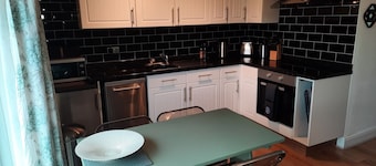 St Margaret's 2-Bed Chalet - Sleeps 4 & Pets ok