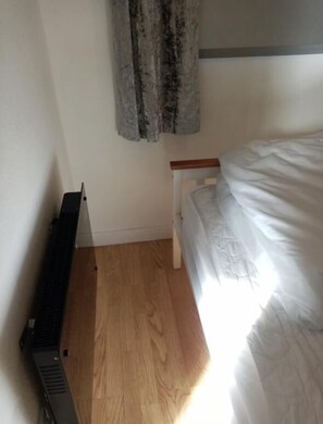 2 bedrooms, iron/ironing board, bed sheets