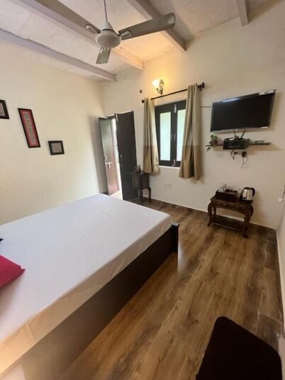 Colonel Dugal's - Near Taj, Fort & Shopping