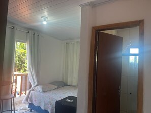 3 室のベッドルーム、WiFi (無料)、ベッドシーツ