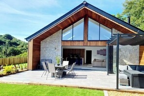 Outdoor dining - 4 Bed Villa Sleeps 8 -Private Terrace-Free parking (BOJEA, Cornwall)